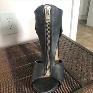 Zip up opened heel